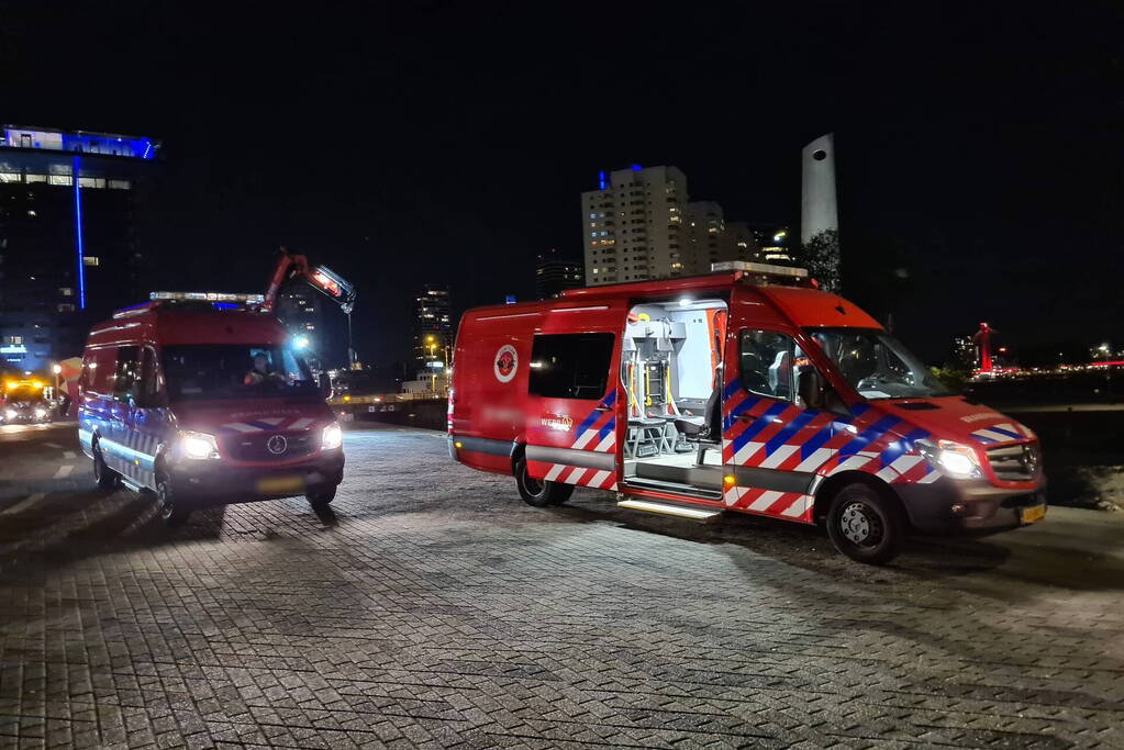 Grote zoekactie naar persoon te water Erasmusbrug