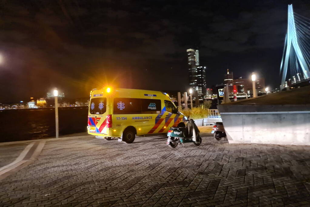 Grote zoekactie naar persoon te water Erasmusbrug