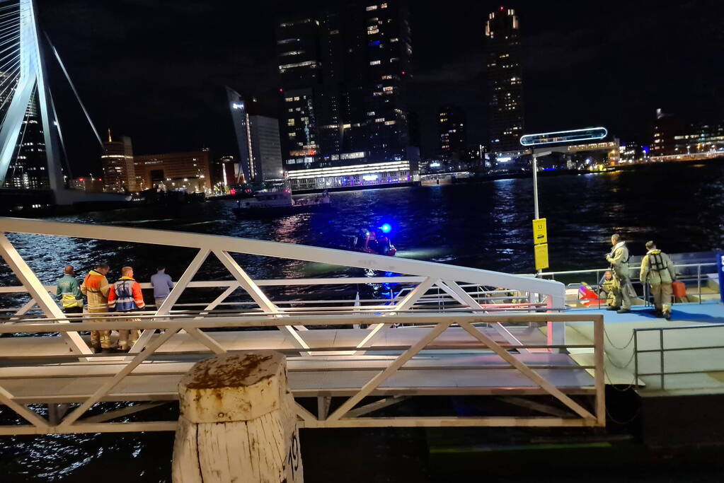 Grote zoekactie naar persoon te water Erasmusbrug