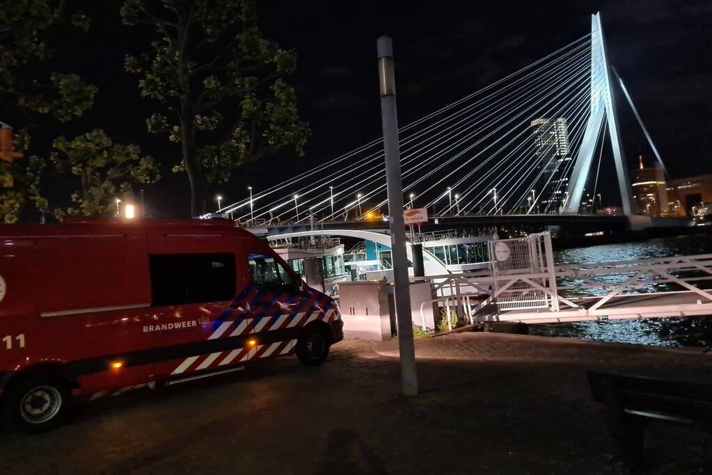 Grote zoekactie naar persoon te water Erasmusbrug