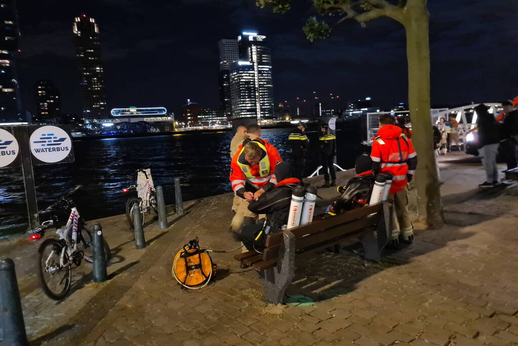 Grote zoekactie naar persoon te water Erasmusbrug