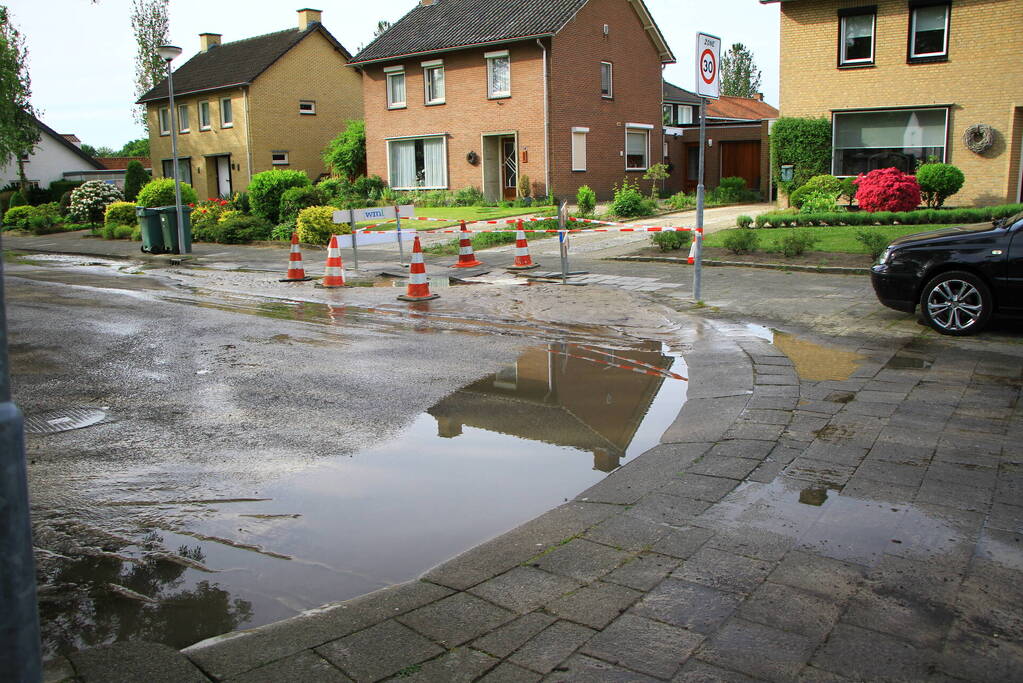 Straat onderwater door geknapte waterleiding