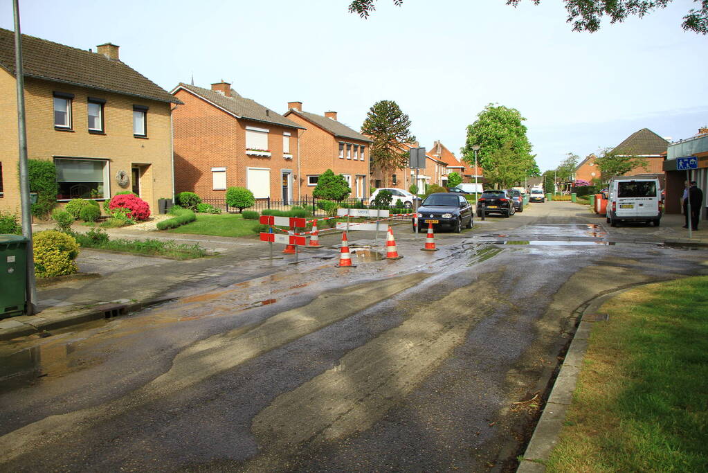 Straat onderwater door geknapte waterleiding