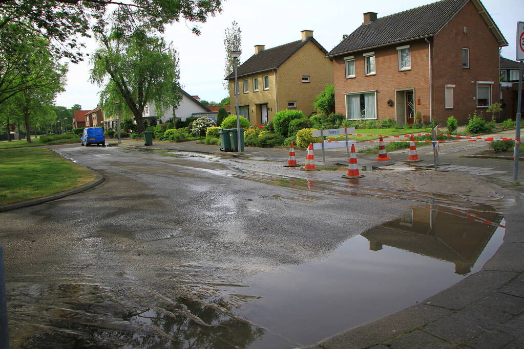 Straat onderwater door geknapte waterleiding