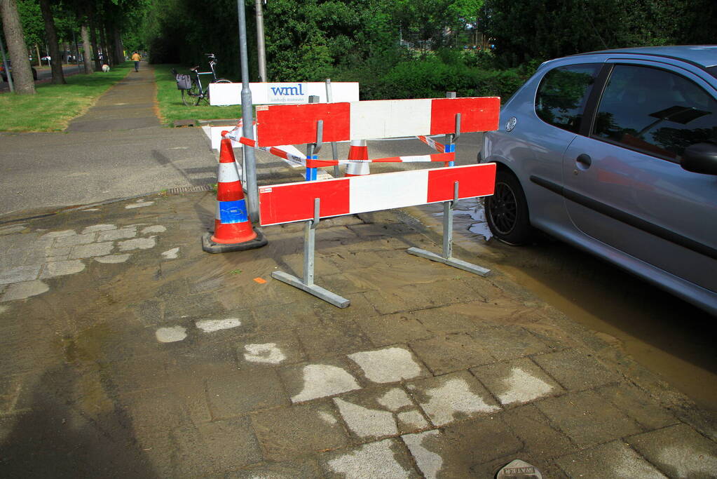 Straat onderwater door geknapte waterleiding