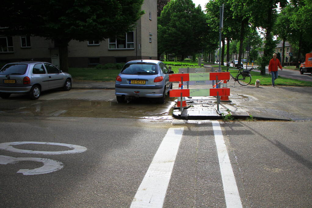Straat onderwater door geknapte waterleiding