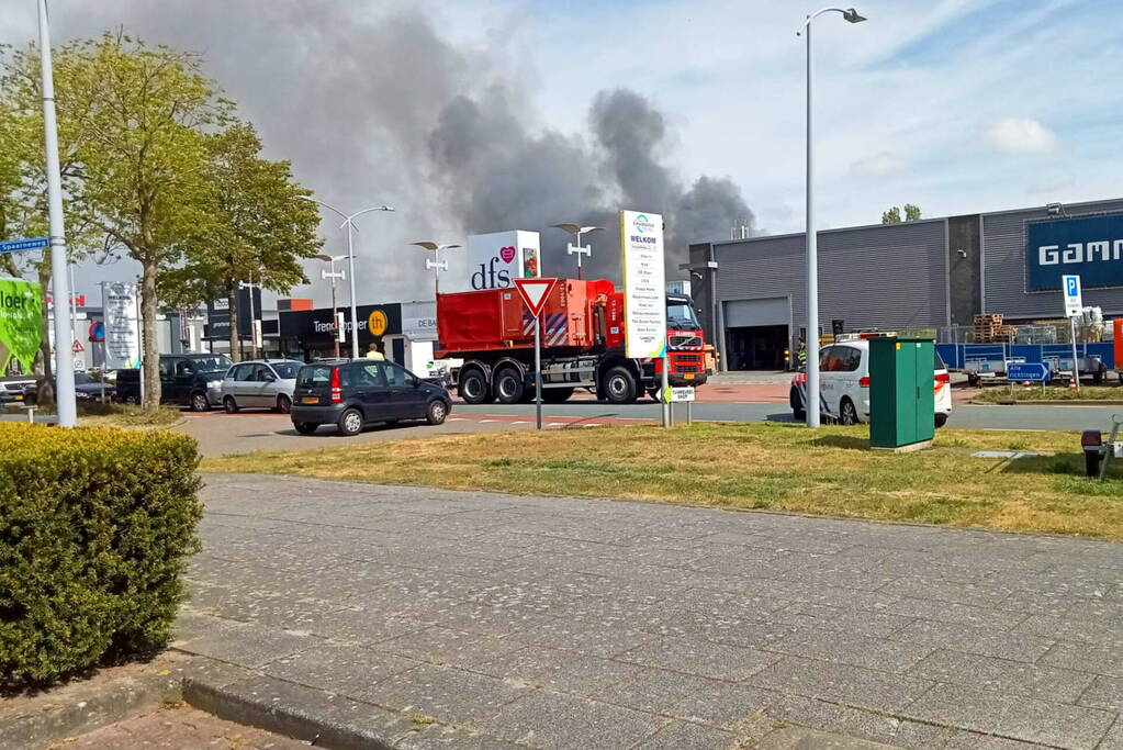 Enorme rookwolken bij brand in bedrijfspand industrieterrein