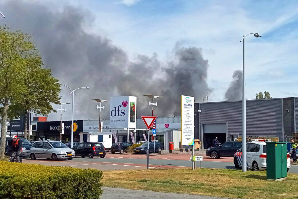 Enorme rookwolken bij brand in bedrijfspand industrieterrein