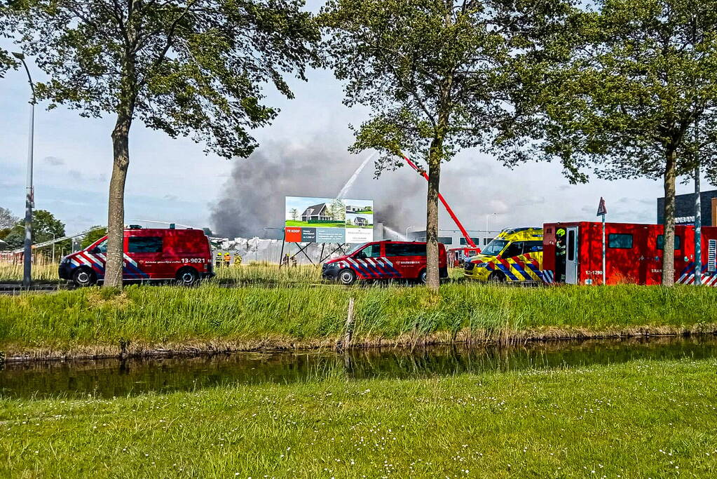 Enorme rookwolken bij brand in bedrijfspand industrieterrein