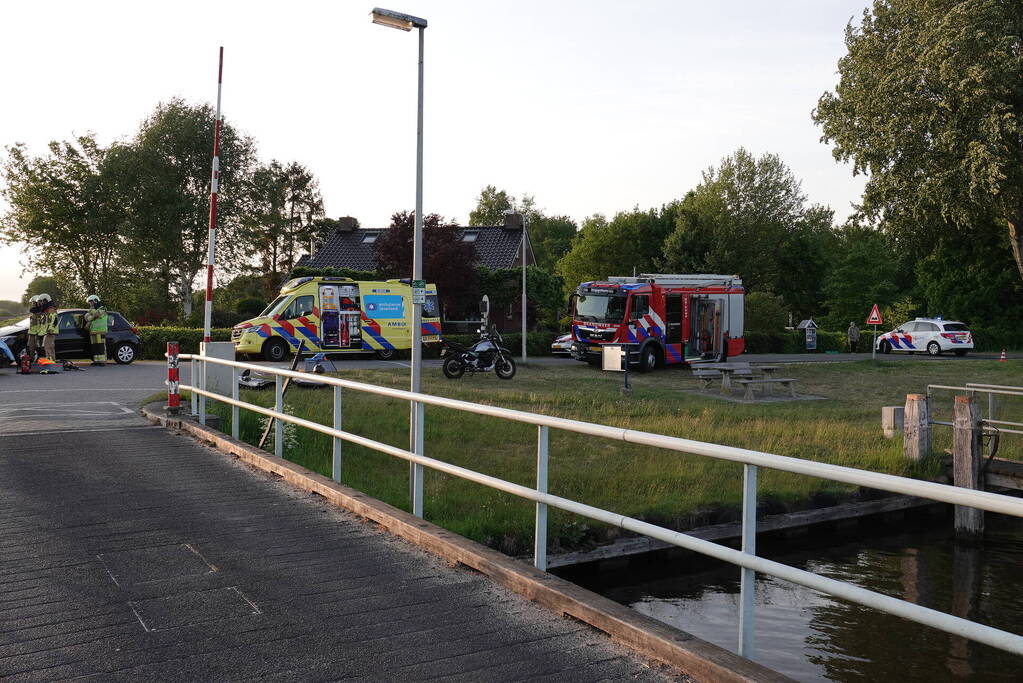 Brandweer knipt slachtoffer uit auto