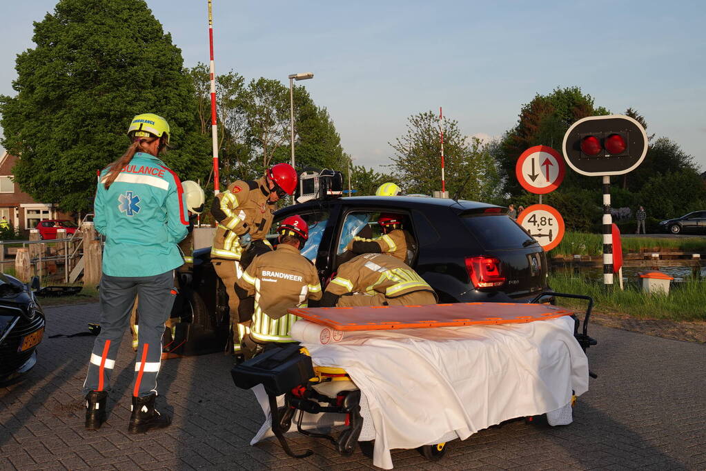 Brandweer knipt slachtoffer uit auto