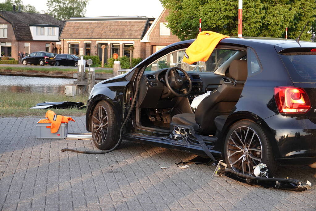 Brandweer knipt slachtoffer uit auto