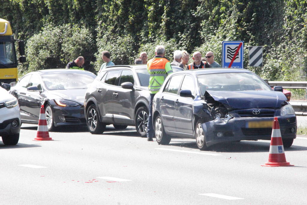 Vijf auto's betrokken bij kettingbotsing op snelweg