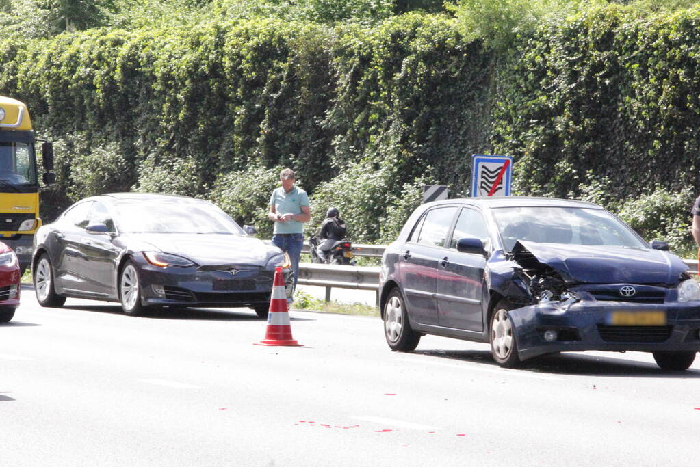 Vijf auto's betrokken bij kettingbotsing op snelweg