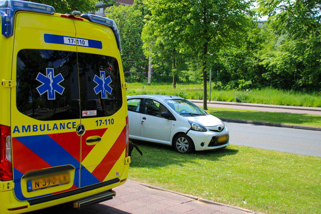 Scooterrijder gewond bij aanrijding met auto