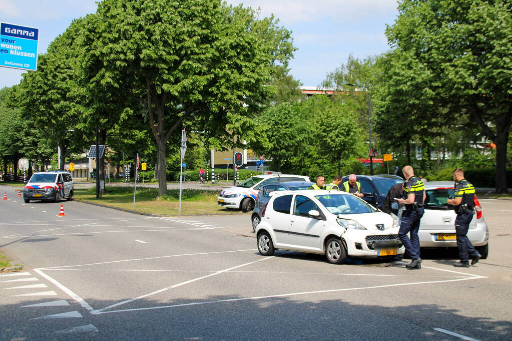 Veel schade bij ongeval tussen twee auto's