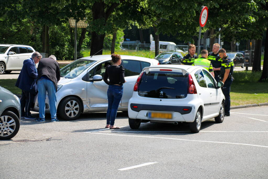 Veel schade bij ongeval tussen twee auto's