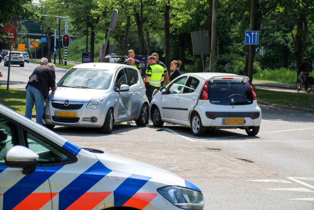 Veel schade bij ongeval tussen twee auto's