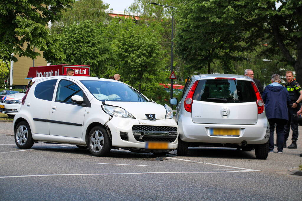 Veel schade bij ongeval tussen twee auto's