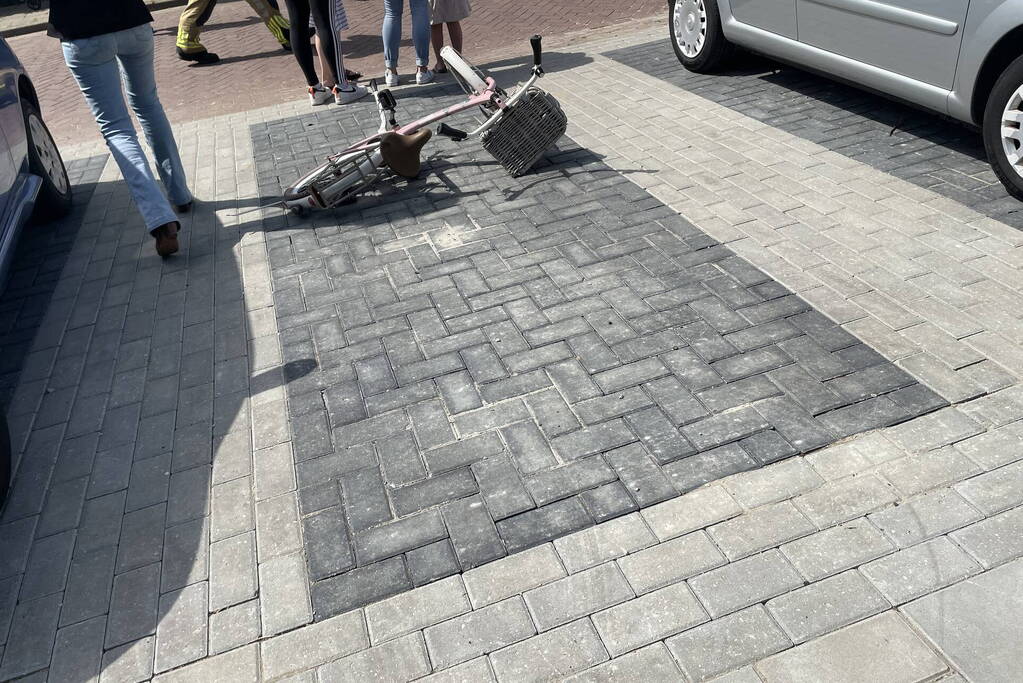 Kind vast in spaken van fiets