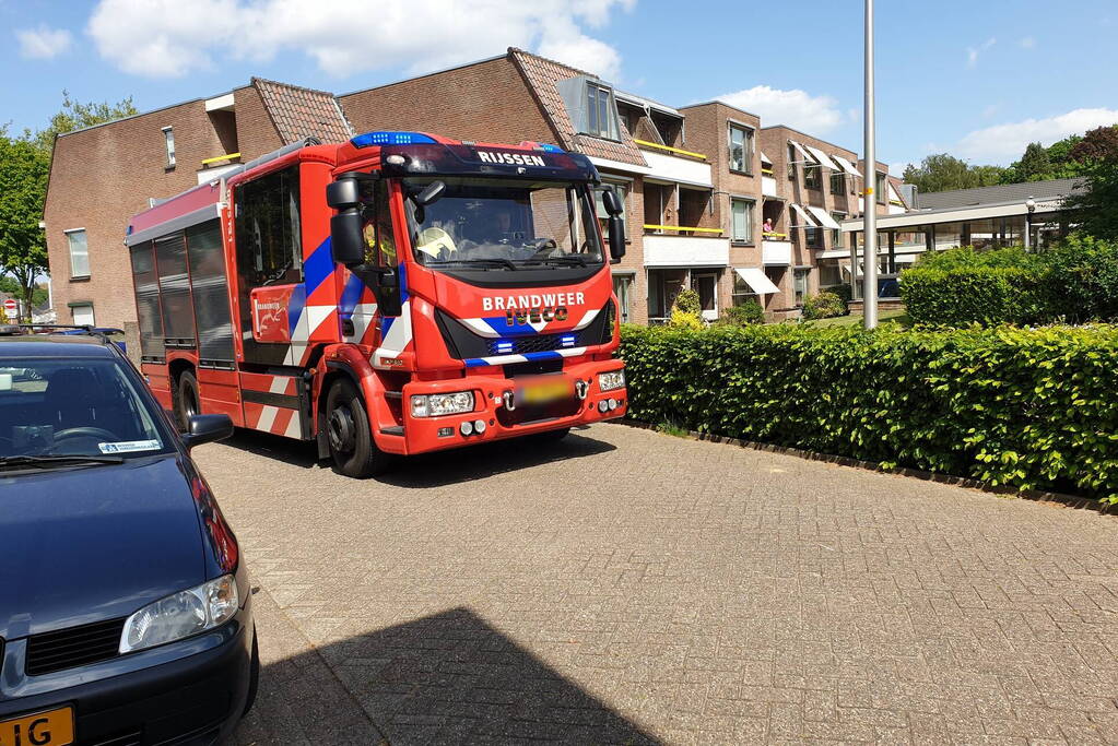 Kind vast in spaken van fiets