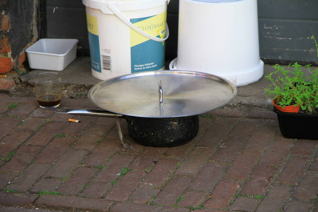 Vlam slaat in de pan bij restaurant