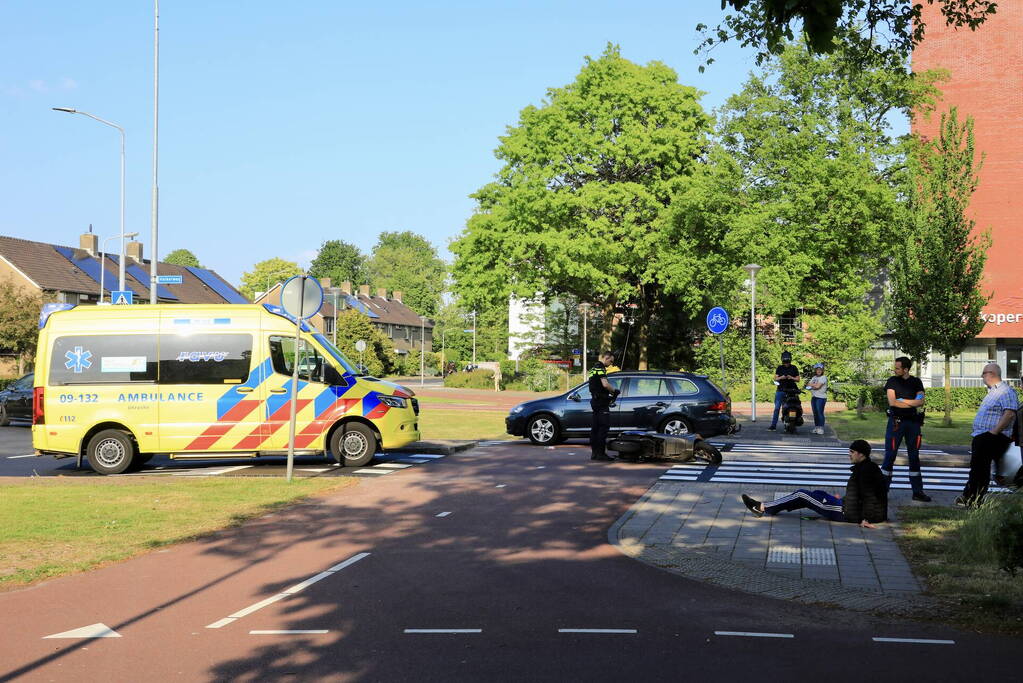 Scooter met twee opzittenden aangereden