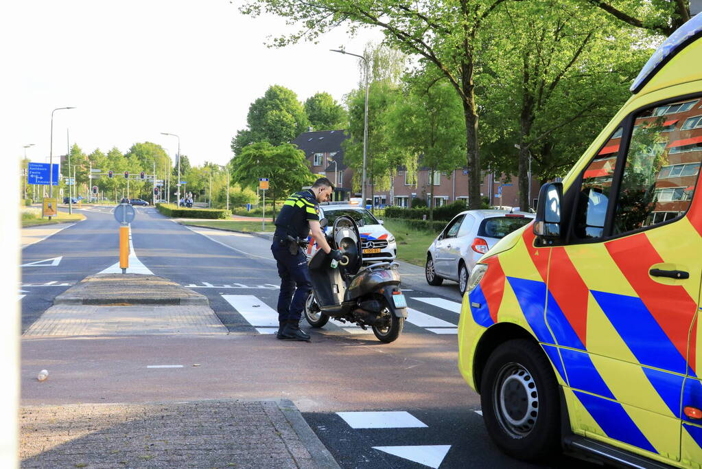 Scooter met twee opzittenden aangereden
