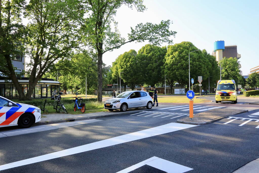 Scooter met twee opzittenden aangereden