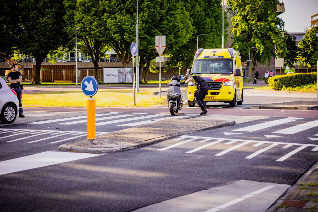 Scooter met twee opzittenden aangereden