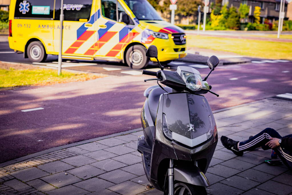 Scooter met twee opzittenden aangereden