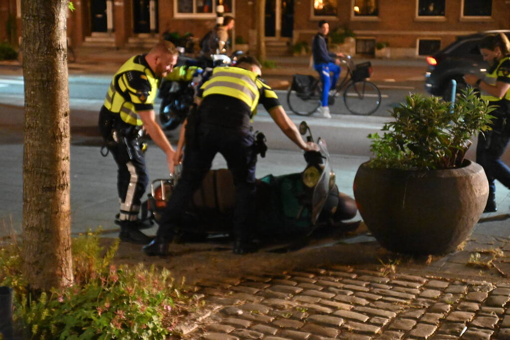 Onverzekerde maaltijdbezorger gewond bij aanrijding