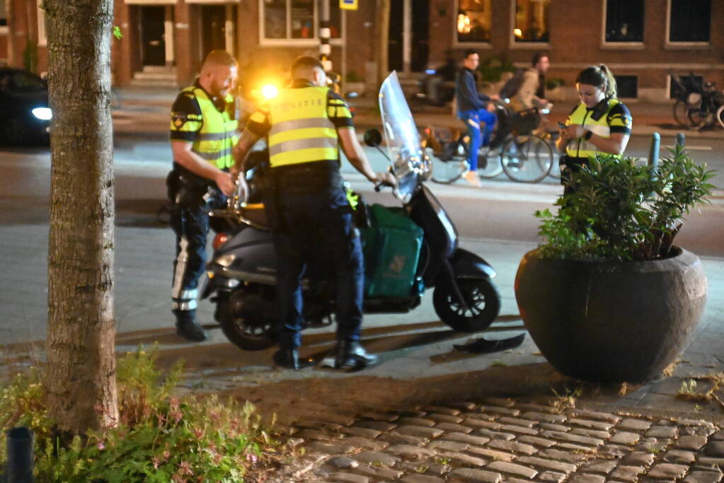 Onverzekerde maaltijdbezorger gewond bij aanrijding