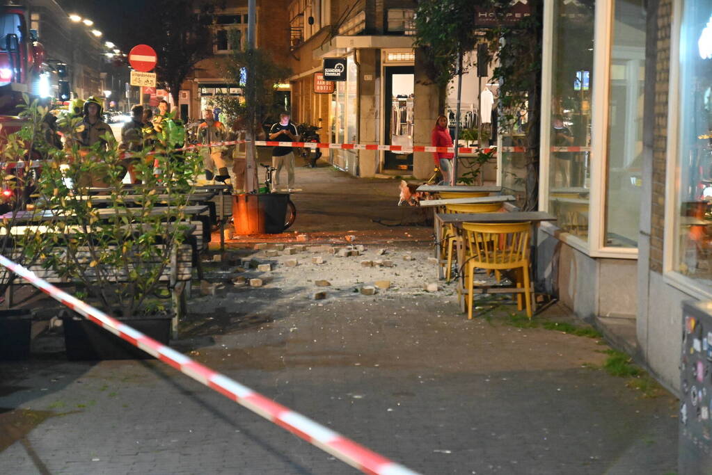Gevaarlijke situatie door vallende stenen uit gevel