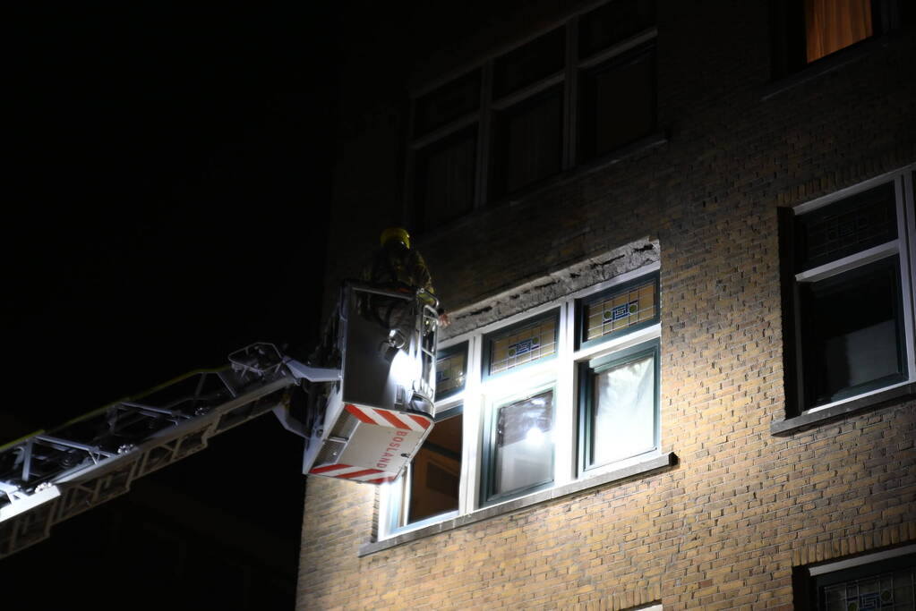 Gevaarlijke situatie door vallende stenen uit gevel