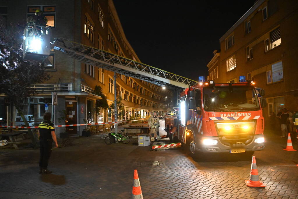 Gevaarlijke situatie door vallende stenen uit gevel