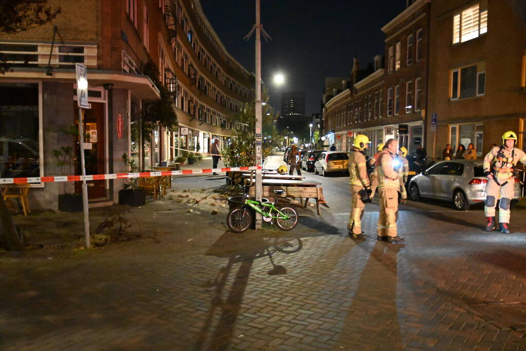 Gevaarlijke situatie door vallende stenen uit gevel