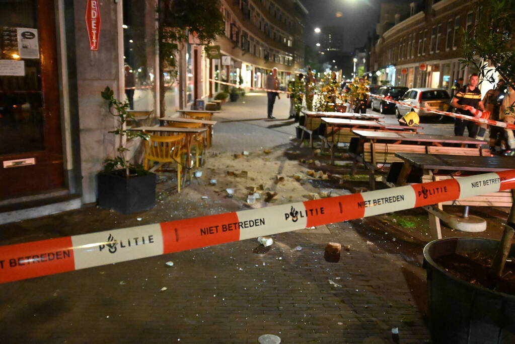 Gevaarlijke situatie door vallende stenen uit gevel