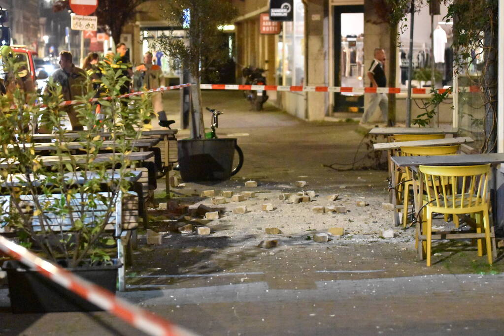 Gevaarlijke situatie door vallende stenen uit gevel