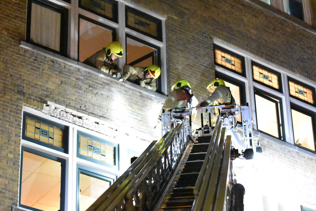 Gevaarlijke situatie door vallende stenen uit gevel
