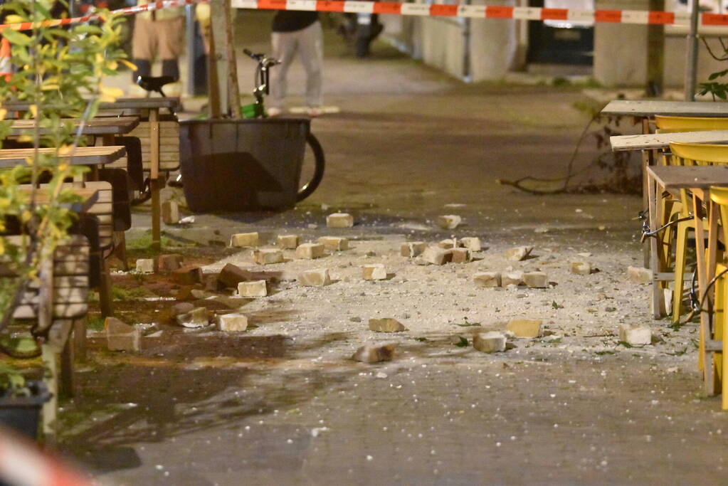 Gevaarlijke situatie door vallende stenen uit gevel