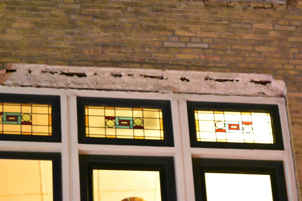 Gevaarlijke situatie door vallende stenen uit gevel