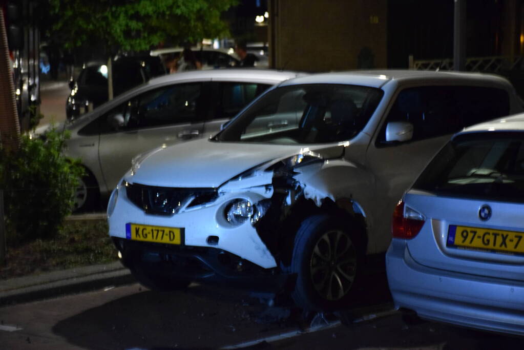 Auto zwaar beschadigd na explosie