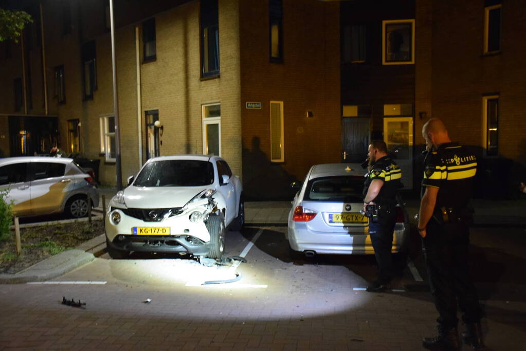 Auto zwaar beschadigd na explosie