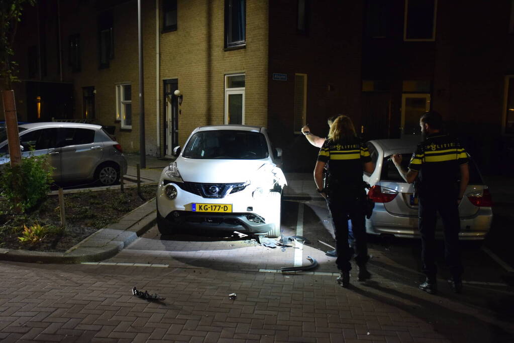 Auto zwaar beschadigd na explosie