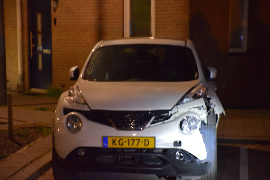 Auto zwaar beschadigd na explosie
