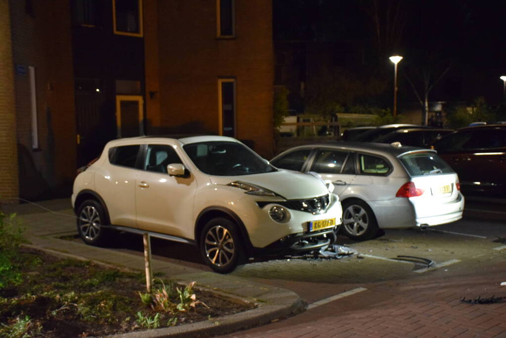 Auto zwaar beschadigd na explosie