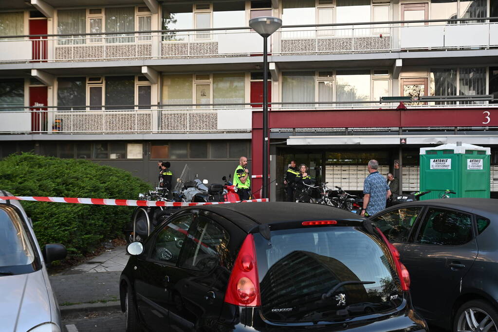 Dode onder aan flatgebouw aangetroffen