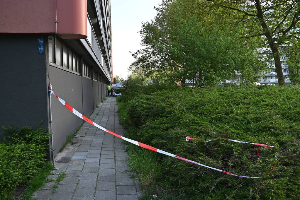 Dode onder aan flatgebouw aangetroffen