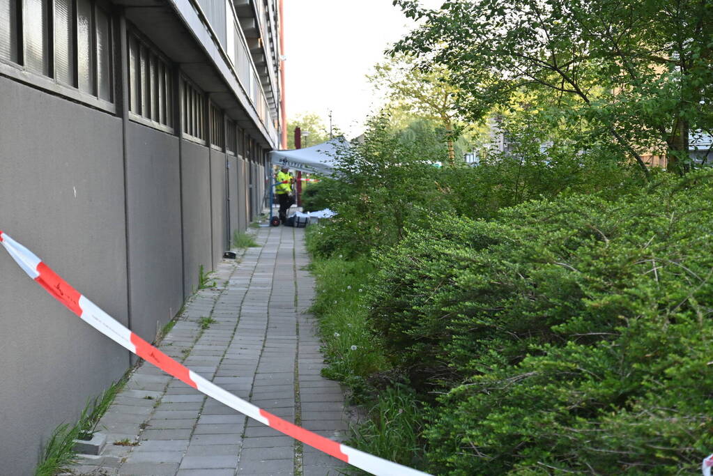 Dode onder aan flatgebouw aangetroffen